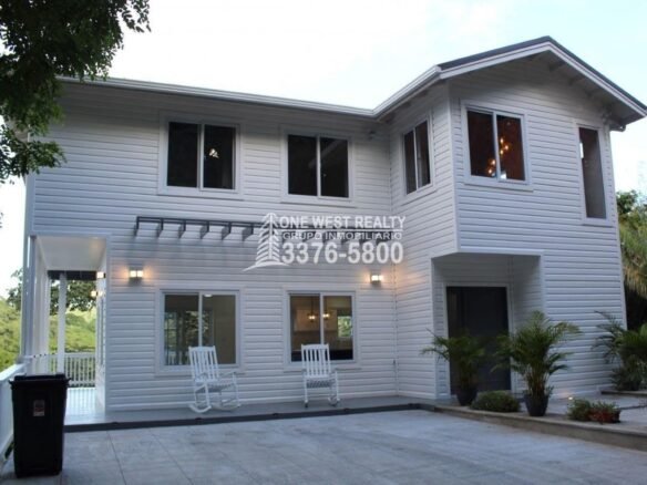 Gibson Bitght sales in Roatan, Honduras