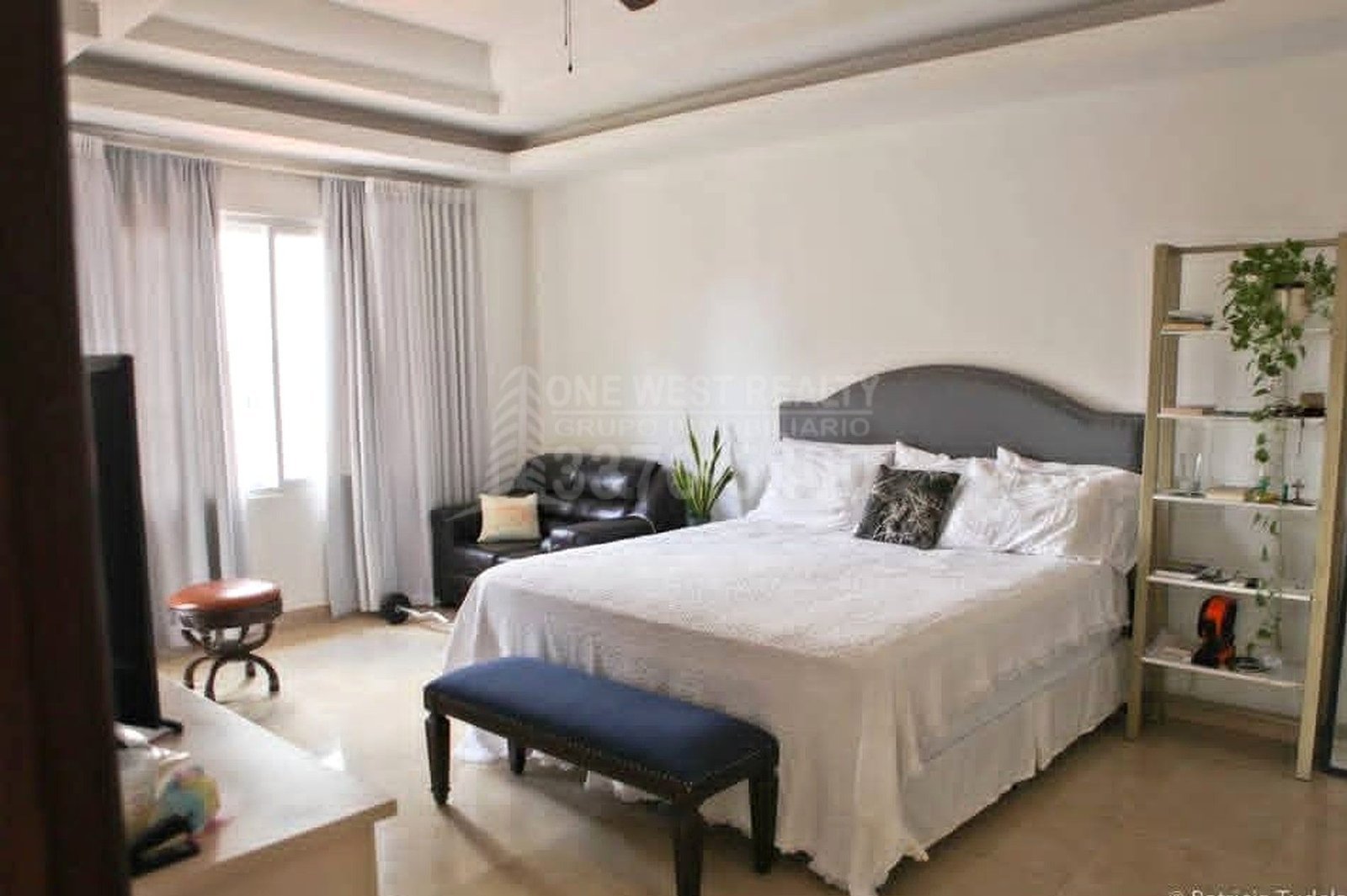Casa-en-venta-Merendon-Hills-Bed-1-1 Stunning Luxury Home with Pool in Merendon Hills – Prime Location