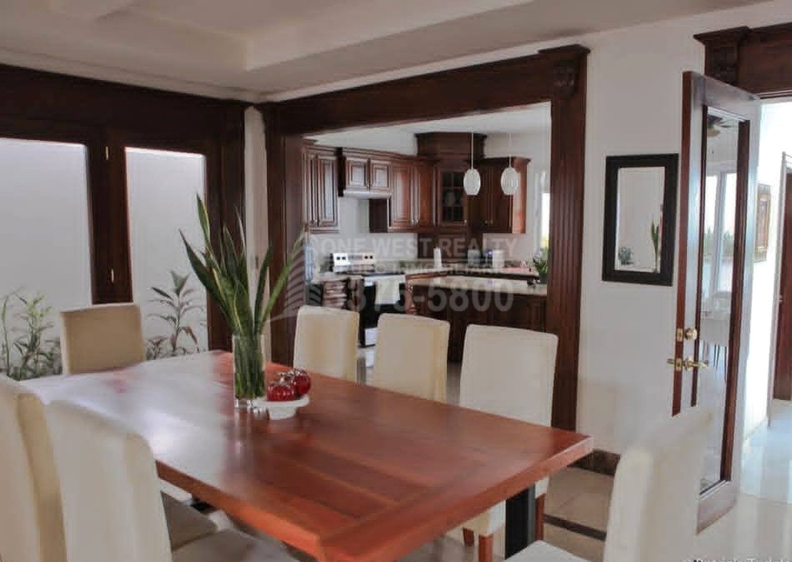 Casa-en-venta-Merendon-Hills-Dining-Room-1-1 Stunning Luxury Home with Pool in Merendon Hills – Prime Location