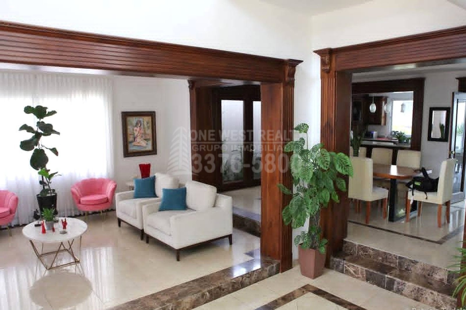 Casa-en-venta-Merendon-Hills-Foyer-2 Stunning Luxury Home with Pool in Merendon Hills – Prime Location