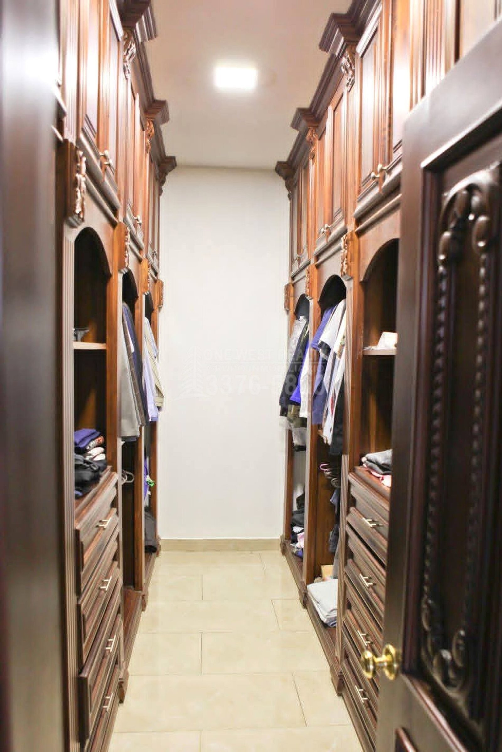 Casa-en-venta-Merendon-Hills-Walking-Closet-scaled-2 Stunning Luxury Home with Pool in Merendon Hills – Prime Location