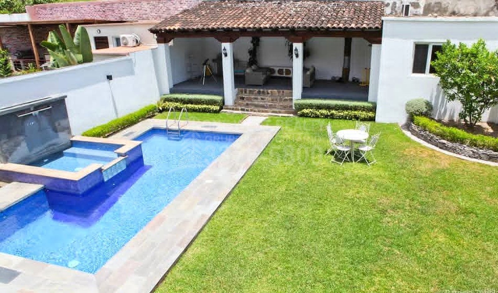 Casa-en-venta-Merendon-Hills-pool-area-1 Stunning Luxury Home with Pool in Merendon Hills – Prime Location