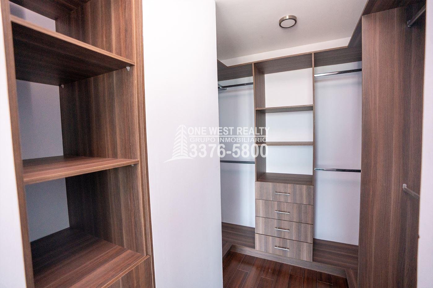 Igvanas-Tara-Codominios-by-One-West-Realty-Walk-in-Closet-2 Condominio Igvanas Tara en Venta | San Pedro Sula – 3-Habitaciones y 3-Baños 250.36 m² (2,694.85 ft²)
