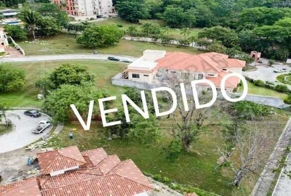 Terreno en venta en Merendon Hills 2,247.30 v² . Ubicado en una exclusiva residencial en la falda de la montaña el Merendón