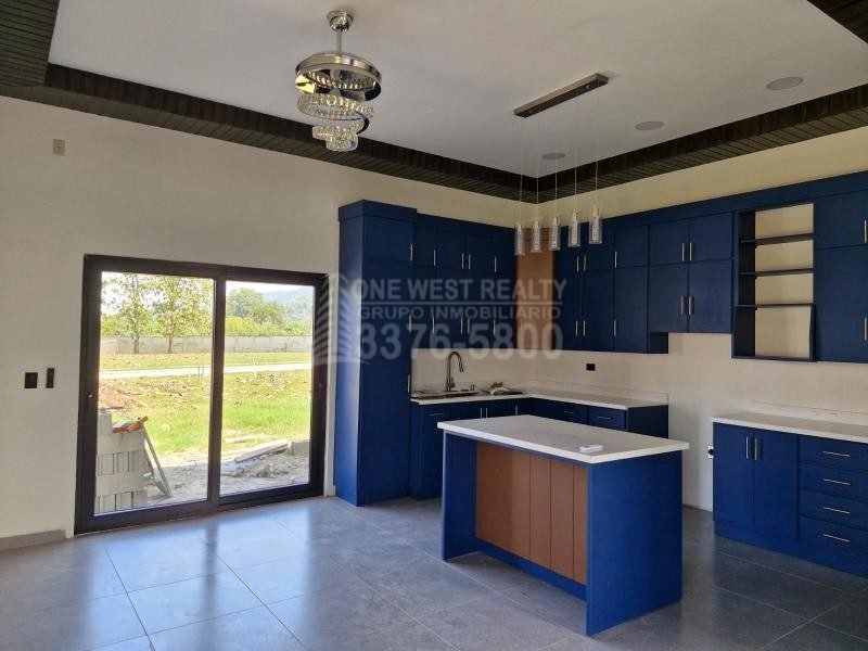 One West Realty te invita a conocer este increíble TownHouse en Venta