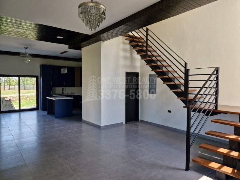 One West Realty te invita a conocer este increíble TownHouse en Venta