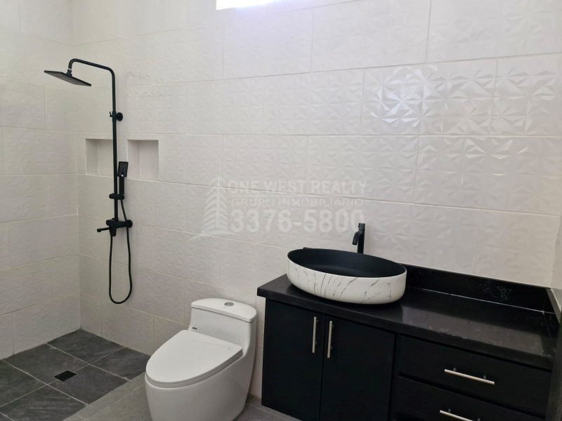 One West Realty te invita a conocer este increíble TownHouse en Venta