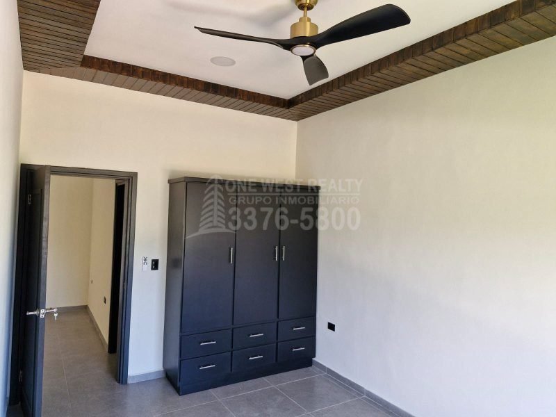 One West Realty te invita a conocer este increíble TownHouse en Venta