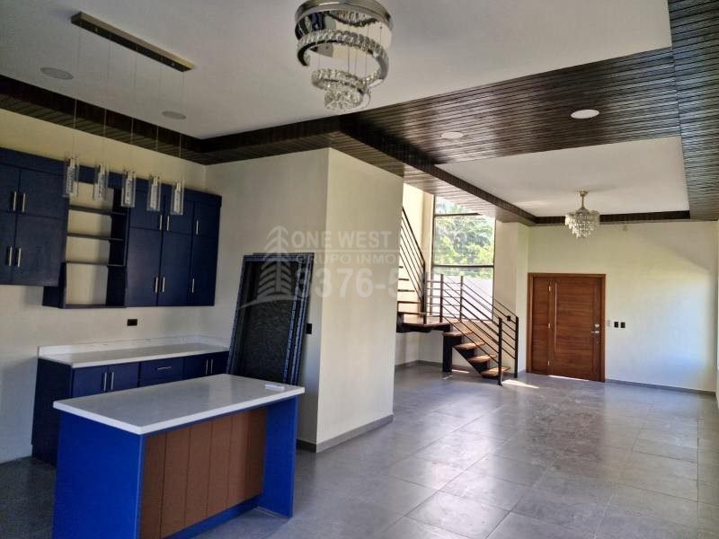 One West Realty te invita a conocer este increíble TownHouse en Venta