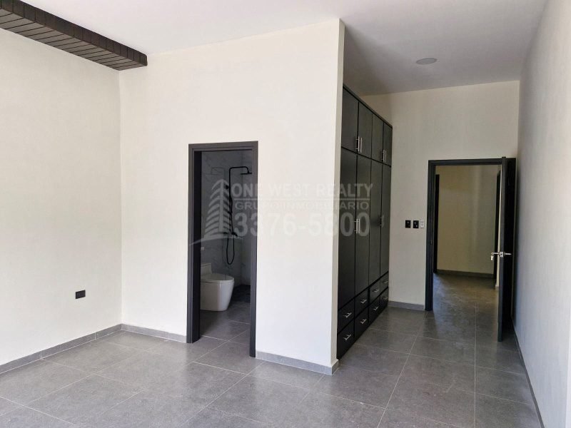 One West Realty te invita a conocer este increíble TownHouse en Venta
