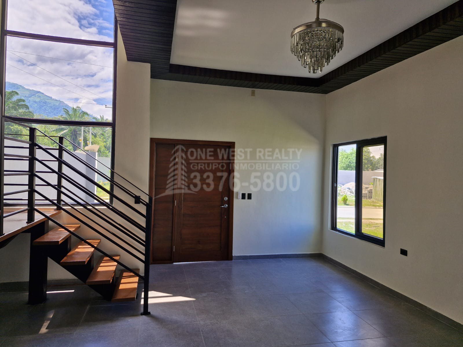 One West Realty te invita a conocer este increíble TownHouse en Venta