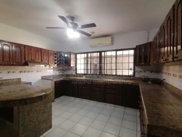 Renta de casa amplia en Colonia Moderna  San Pedro Sula, parqueo para 4 vehiculos