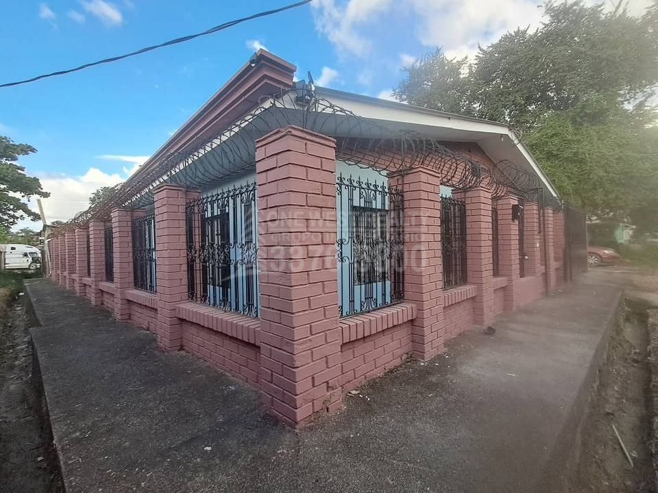 l-view-1 ¡Casa Espaciosa y Moderna en Venta, a Pasos del Centro de El Progreso!