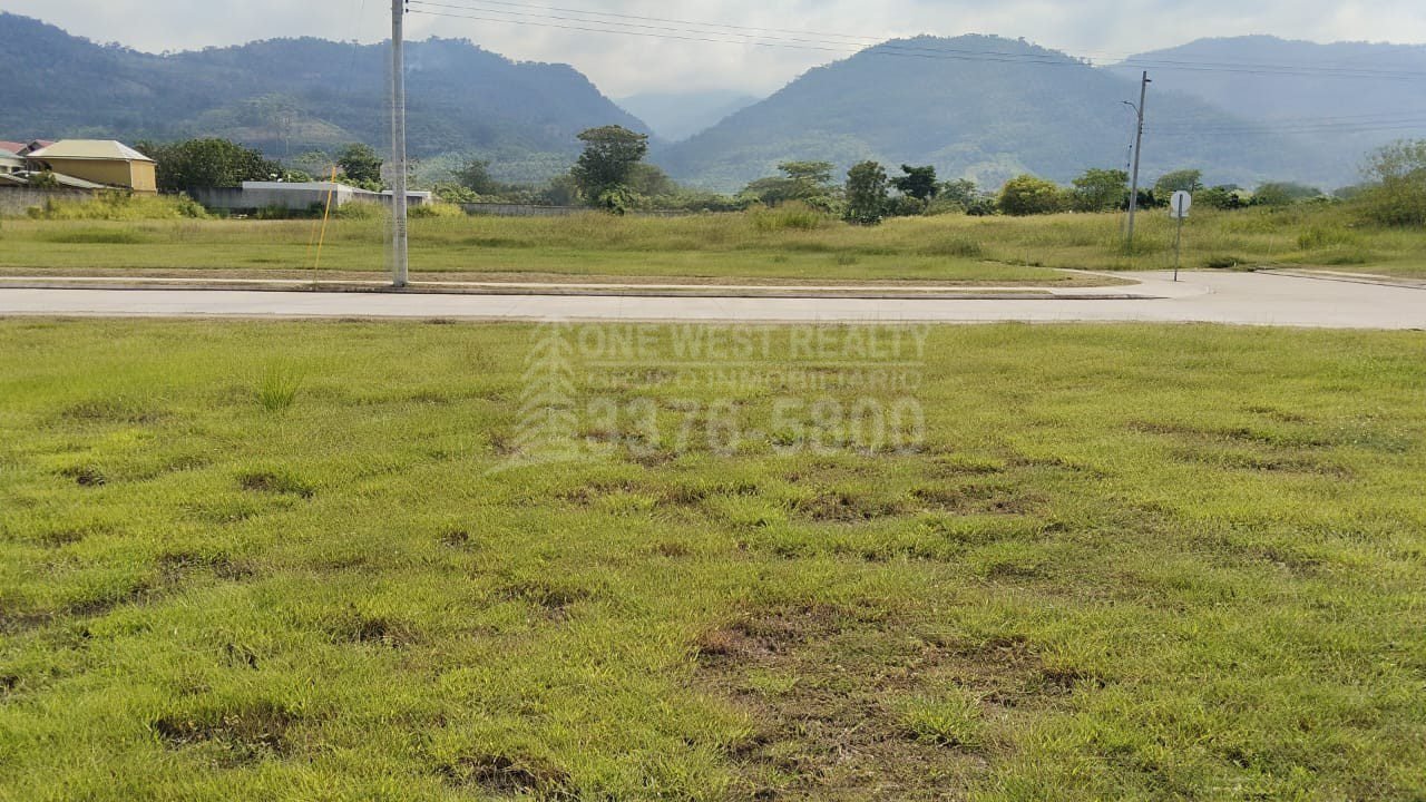 lote de esquina la granja Venta de Lote en Residencial La Granja en | El Progreso Yoro 378v2 (2,273 ft²)