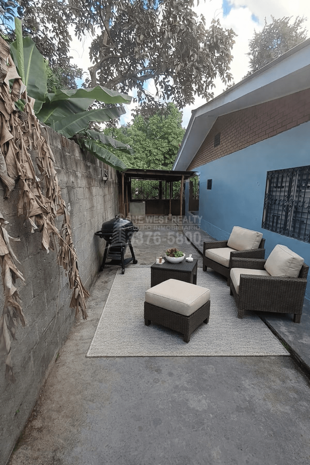 outside-patio-2 ¡Casa Espaciosa y Moderna en Venta, a Pasos del Centro de El Progreso!